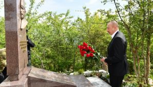 Prezident İlham Əliyev Cıdır düzündə Mir Möhsün Nəvvab Qarabağinin məzarını ziyarət etdi -   FOTOLAR — foto 2