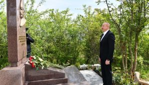 Prezident İlham Əliyev Cıdır düzündə Mir Möhsün Nəvvab Qarabağinin məzarını ziyarət etdi -   FOTOLAR — foto 3