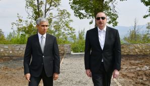 Prezident İlham Əliyev Cıdır düzündə Mir Möhsün Nəvvab Qarabağinin məzarını ziyarət etdi -   FOTOLAR — foto 4