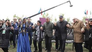 Rəsmilər və sənətçilər Cıdır düzündə rəqs etdi -     FOTO — foto 1