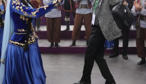 Rəsmilər və sənətçilər Cıdır düzündə rəqs etdi -     FOTO — foto 2
