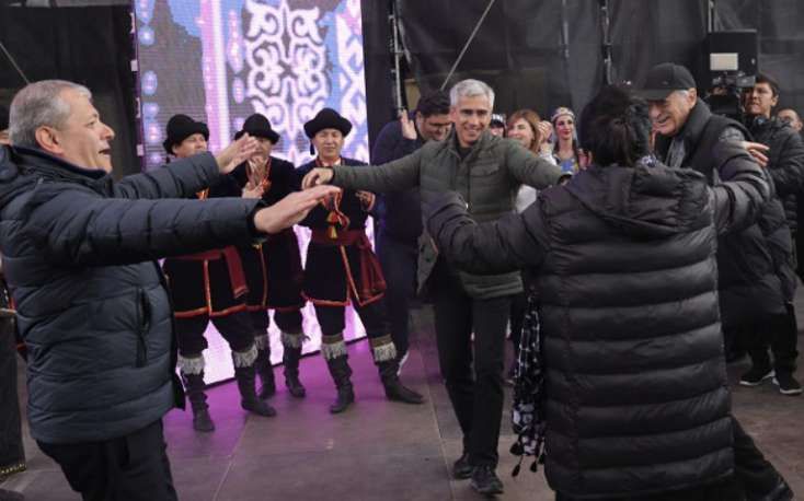 Rəsmilər və sənətçilər Cıdır düzündə rəqs etdi -     FOTO