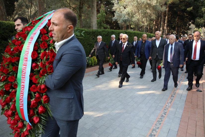 AHİK rəhbərliyi Fəxri xiyabanda Ulu Öndər Heydər Əliyevin məzarını ziyarət etdi -   FOTOLAR