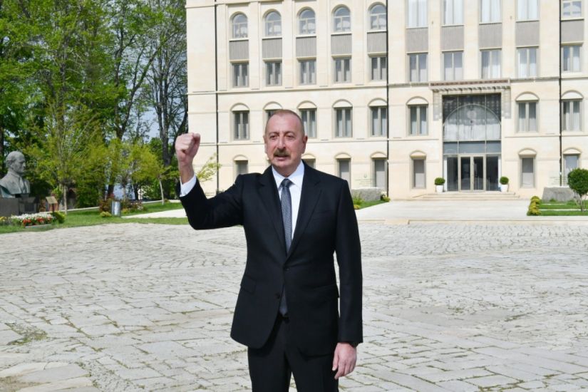 Azərbaycan Prezidenti və birinci xanım Şuşada Dəmir Yumruq küçəsinin lövhəsinin açılışında iştirak ediblər