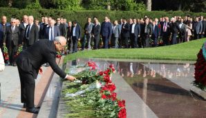 AHİK rəhbərliyi Fəxri xiyabanda Ulu Öndər Heydər Əliyevin məzarını ziyarət etdi -   FOTOLAR — foto 1