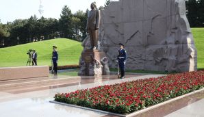 AHİK rəhbərliyi Fəxri xiyabanda Ulu Öndər Heydər Əliyevin məzarını ziyarət etdi -   FOTOLAR — foto 2