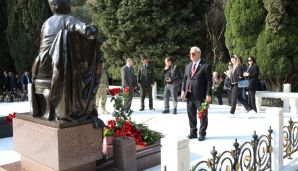 AHİK rəhbərliyi Fəxri xiyabanda Ulu Öndər Heydər Əliyevin məzarını ziyarət etdi -   FOTOLAR — foto 4