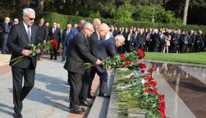 AHİK rəhbərliyi Fəxri xiyabanda Ulu Öndər Heydər Əliyevin məzarını ziyarət etdi -   FOTOLAR — foto 5