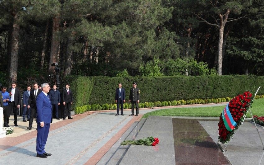 Prezident Administrasiyasının rəhbəri Fəxri xiyabanda Ulu Öndər Heydər Əliyevin məzarını ziyarət etdi -       FOTO
