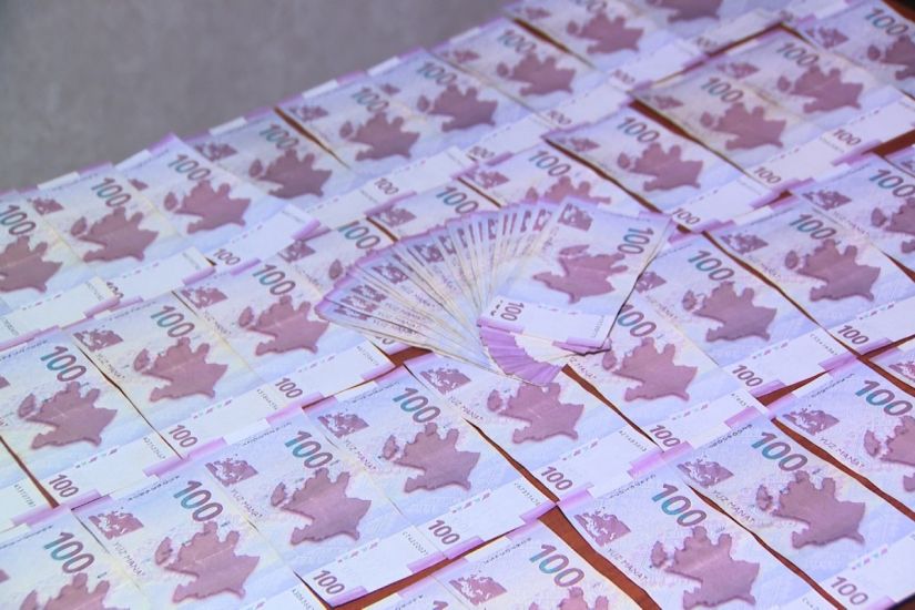 “Pub”da hesab ödəyən şəxsin 8500 manatı əlindən alınıb -     VİDEO