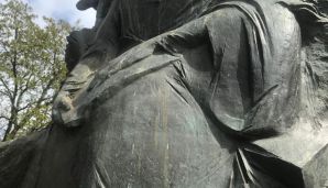 Rusiyada Nizami Gəncəvinin heykəli baxımsız vəziyyətdədir -       FOTO — foto 3