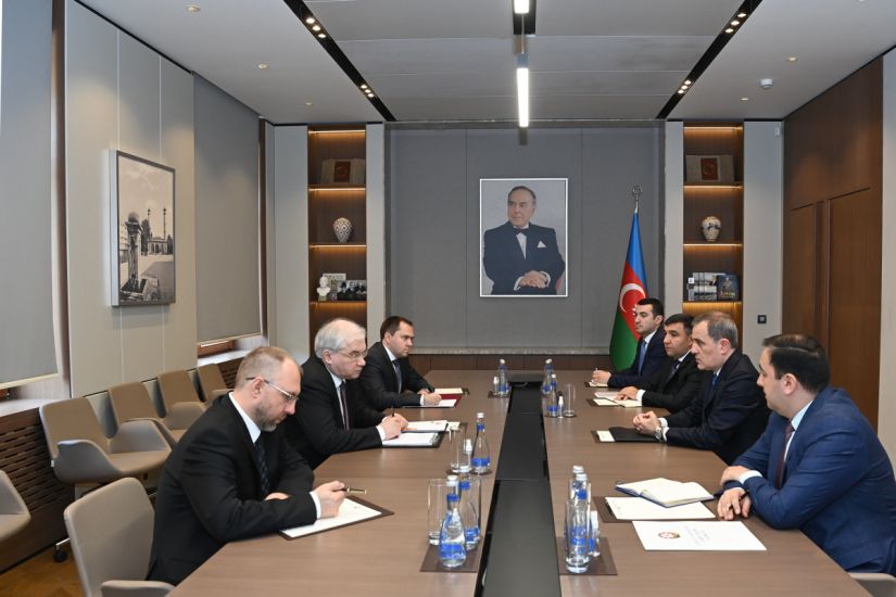 Ceyhun Bayramov Lavrovun xüsusi nümayəndəsi ilə sülh sazişi üzrə danışıqları müzakirə etdi