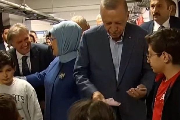 Ərdoğan uşaqlara pul payladı –     VİDEO