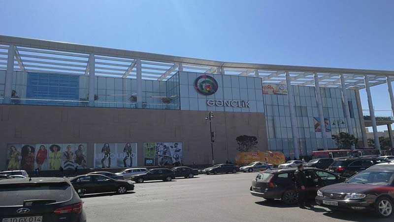 "Gənclik Mall”un liftində olay: Pul kisəsini oğurladı, mağazadan 241 manatlıq siqaret aldı və... -     DETALLAR
