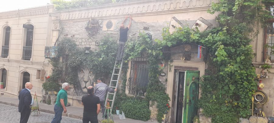 İçərişəhərdə müzakirələrə səbəb olan “dəmir yumruq” abidəsi söküldü -         FOTO