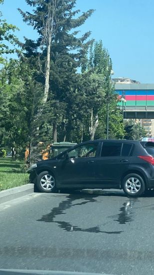 Bakıda avtomobil bordürə çırpılıdı