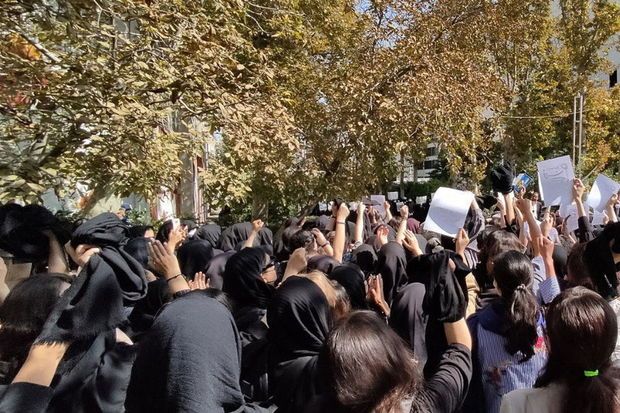 Tehranda tələbələr aksiya keçirdilər: “Əxlaqsız sənsən, azad qadın mənəm!” -     VİDEO