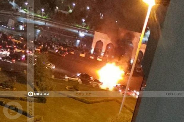 Bakıda iki maşın toqquşdu, biri alışaraq yandı