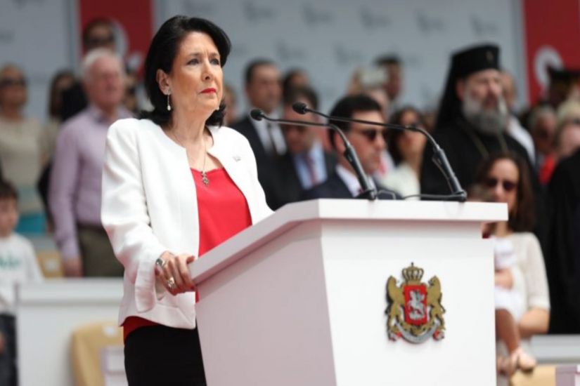 Gürcüstan Prezidenti ölkənin Müstəqillik Günü paradında hakimiyyəti sərt tənqid edib