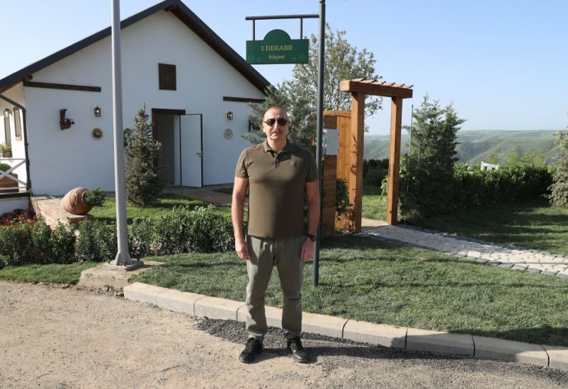 Prezident İlham Əliyev Laçında 1 Dekabr küçəsində lövhənin açılışını edib, bərpa olunmuş evlə tanış olub