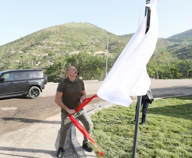 Prezident İlham Əliyev Laçın şəhərində Heydər Əliyev, Zəfər və 28 May küçələrinin kəsişməsində lövhələrin açılışını edib