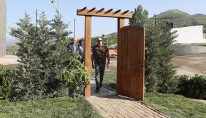 Prezident İlham Əliyev Laçında 1 Dekabr küçəsində lövhənin açılışını edib, bərpa olunmuş evlə tanış olub — foto 1