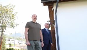 Prezident İlham Əliyev Laçında 1 Dekabr küçəsində lövhənin açılışını edib, bərpa olunmuş evlə tanış olub — foto 2
