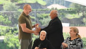 Prezident İlham Əliyev Laçın şəhərinə qayıdan əhali ilə görüşüb, evlərin açarlarını onlara təqdim edib -         ÇIXIŞIN TAM MƏTNİ — foto 22