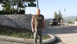Prezident İlham Əliyev Laçın şəhərində Heydər Əliyev, Zəfər və 28 May küçələrinin kəsişməsində lövhələrin açılışını edib — foto 4