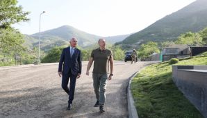 Prezident İlham Əliyev Laçın şəhərində Heydər Əliyev, Zəfər və 28 May küçələrinin kəsişməsində lövhələrin açılışını edib — foto 5