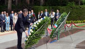İsrail Prezidenti İsxak Hersoq Fəxri xiyabanda Ulu Öndər Heydər Əliyevin məzarını ziyarət etdi — foto 1