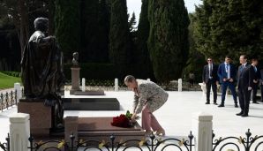 İsrail Prezidenti İsxak Hersoq Fəxri xiyabanda Ulu Öndər Heydər Əliyevin məzarını ziyarət etdi — foto 2