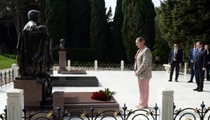 İsrail Prezidenti İsxak Hersoq Fəxri xiyabanda Ulu Öndər Heydər Əliyevin məzarını ziyarət etdi — foto 3