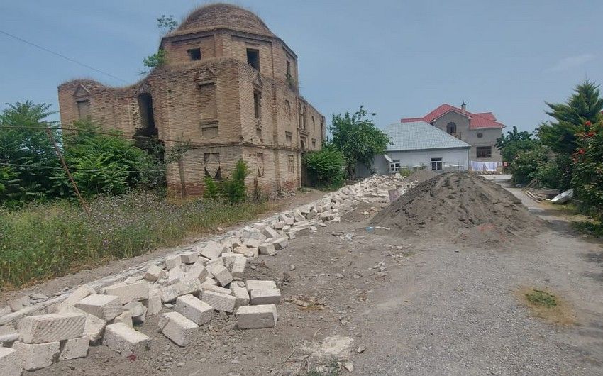 Xaçmazda tarixi abidənin mühafizə zonasında inşa olunan qanunsuz tikili söküldü