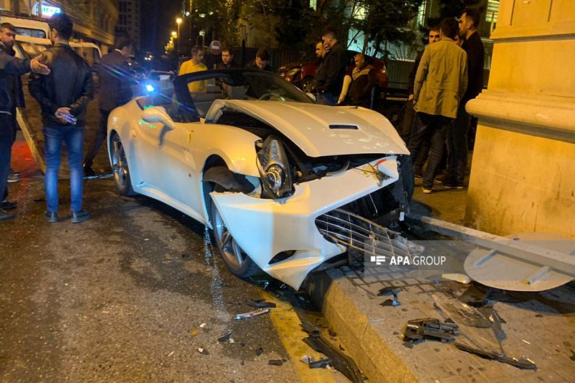 Bakıda "Prius"la "Ferrari" toqquşub, xəsarət alanlar var -     VİDEO