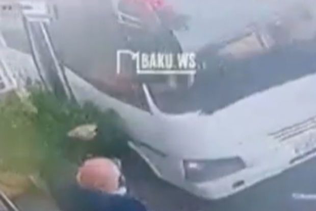 Avtobus sürücüsü təhlükəli vəziyyət yaratdı: Ramanada dəhşətli anlar -     VİDEO