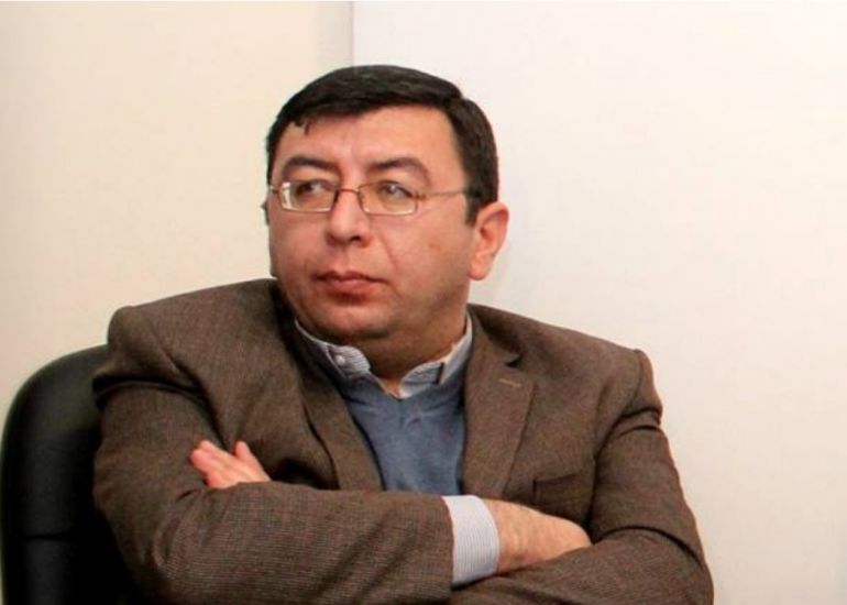 “Dedi, “bir imkanlı adam var, ailə albomu çıxartdırmaq istəyir, fotoşəkillərin altına maraqlı sözlər yazmaq lazımdır, bacararsan?””