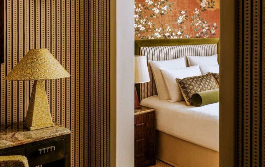 Tanış olduğu xanımla hoteldə gecələdi, menecerin pullarını oğurladı