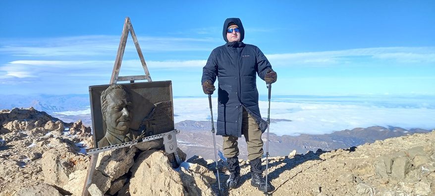 Adil Əliyev “Heydər zirvəsi”nə yürüş etdi -   FOTO