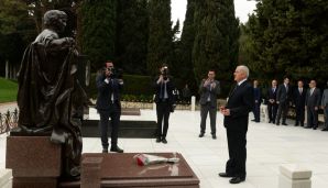 İraq Prezidenti Ulu Öndər Heydər Əliyevin məzarını və Şəhidlər xiyabanını ziyarət edib — foto 1