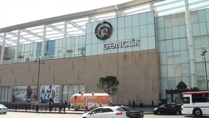 "Gənclik Mall"da qadınların telfonlarını oğurladılar