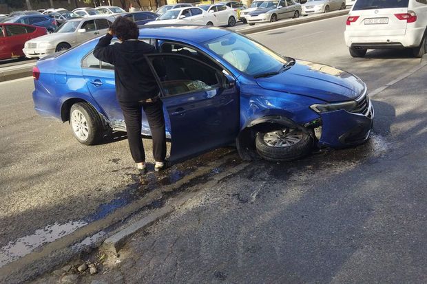 Bakıda qadın sürücü idarəetməni itirdi, maşın işıqfora çırpıldı -     ANBAAN VİDEO