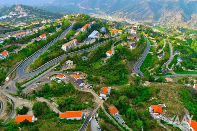 Laçında traktor dərəyə aşıb