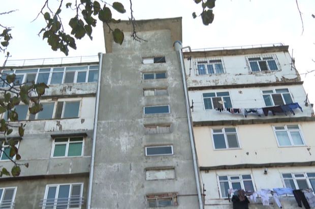 Bakıda yaşayış binasının tavanı ÇÖKDÜ: "Qorxumuz hələ də canımızdadır" -     VİDEO