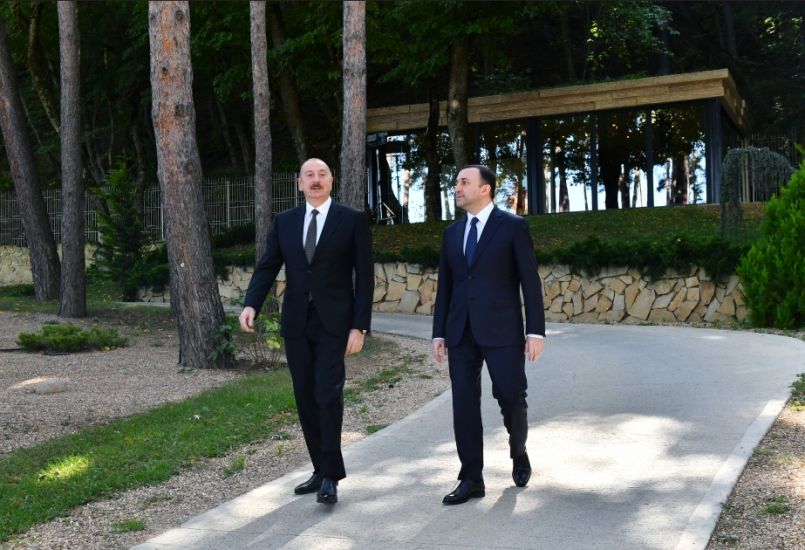 Prezident İlham Əliyev və Baş nazir İrakli Qaribaşvili Tbilisidə Ümummilli Lider Heydər Əliyevin 100 illiyinə həsr edilmiş fotosərgi ilə tanış olublar -     YENİLƏNDİ