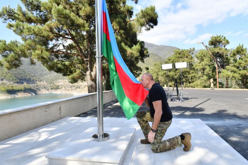 Prezident İlham Əliyev Sərsəng su anbarının ərazisində Azərbaycan Respublikasının Dövlət Bayrağını ucaldıb -   FOTO