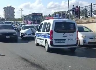 Bakıda körpüdən aşan BMW-nin görüntüləri -       VİDEO