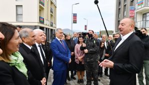 Prezident Füzuli şəhərinə köçmüş sakinlər və rayon ictimaiyyətinin nümayəndələri ilə görüşüb -   FOTO - YENİLƏNDİ - 2 — foto 2