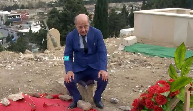 Əli Mirəliyev müğənninin məzarı önündə üzr istədi -     VİDEO