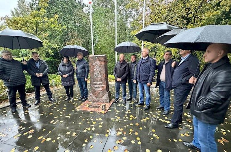 Azərbaycan nümayəndə heyəti Haaqada Xocalı abidəsini ziyarət etdi -       FOTOLAR